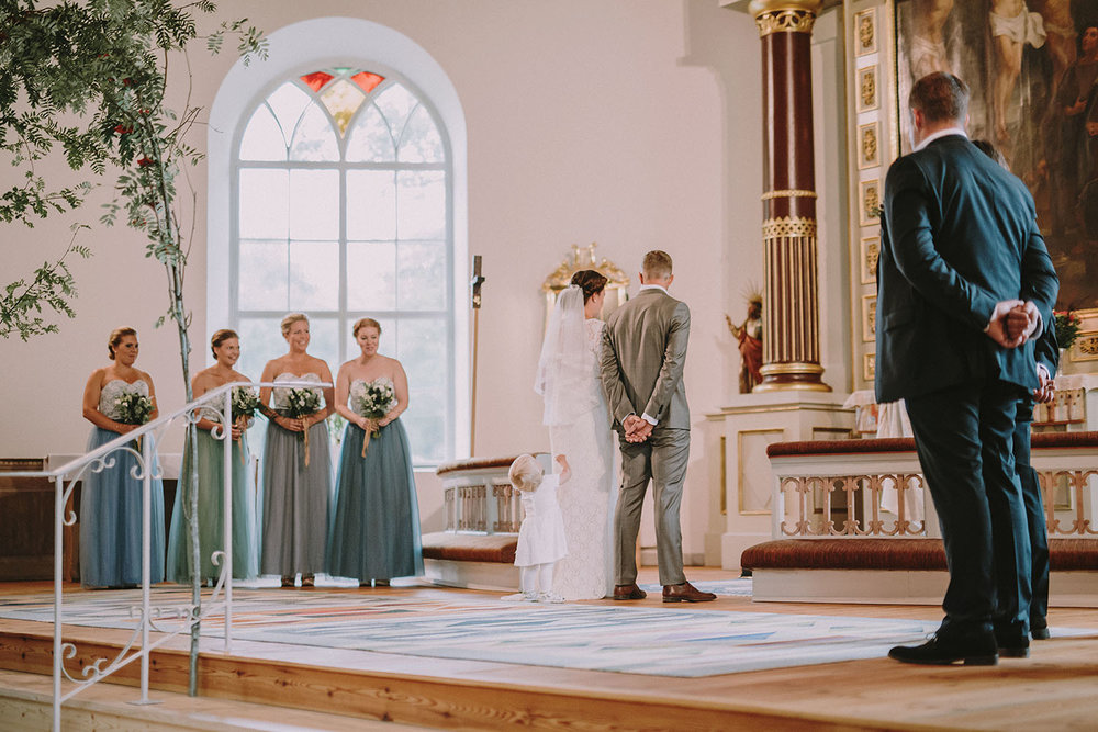 Brudnäbb går fram till brudparet framme vid altarringen i kyrkan