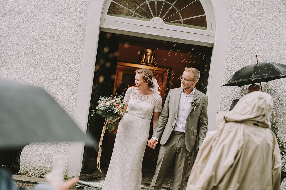 Brudparet gratuleras efter vigsel i Unnaryds kyrka med riskastning