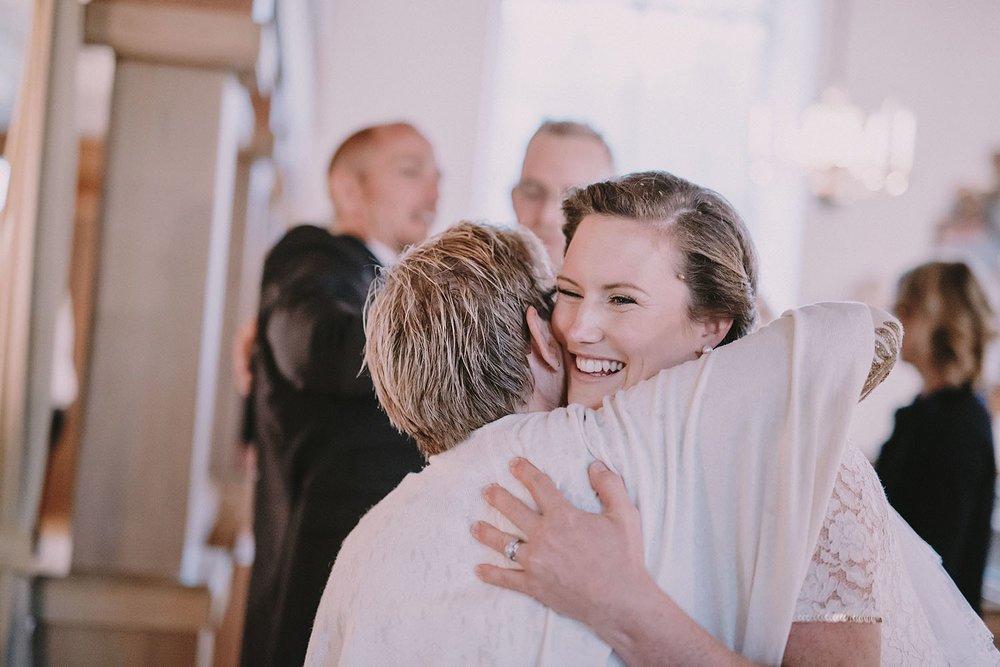Bruden gratuleras efter vigseln i Unnaryds kyrka