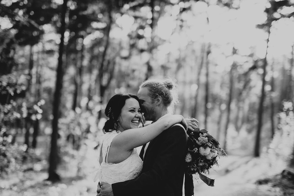 Brudpar fotograferas i skogen utanför Halmstad