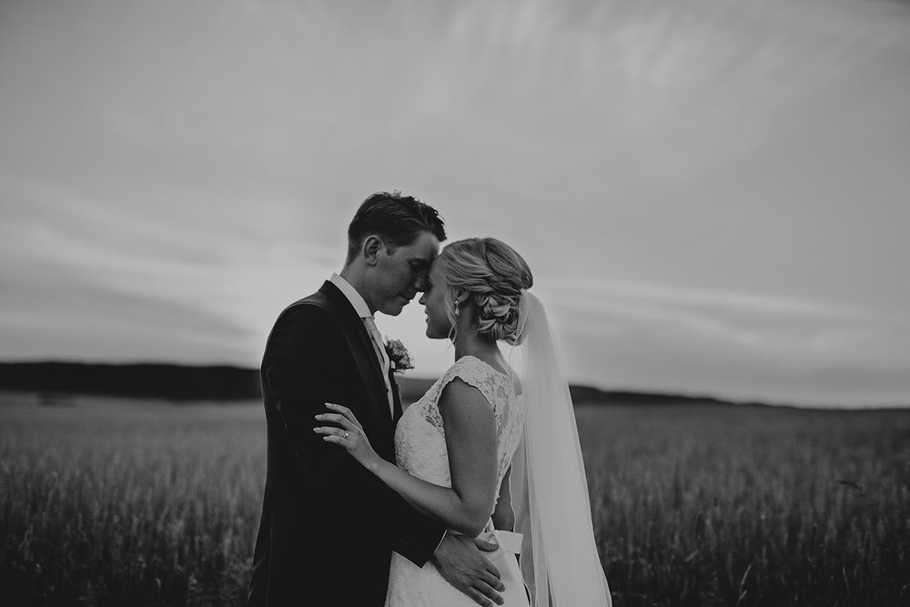 Bröllopsfotografering i kvällsljus med bröllopsfotograf Linnsej Photography