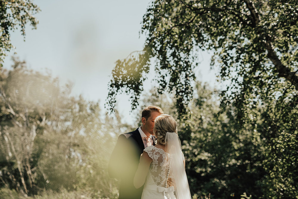 Bröllopsfotografering i Grötvik i Halmstad med bröllopsfotograf Linnsej Photography
