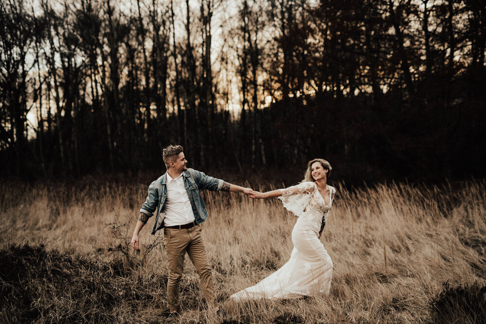 Bohemiskt brudpar under bröllopsfotografering i Halmstad