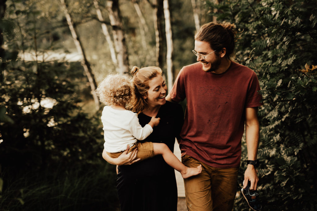 Familj på skogspromenad under familjefotografering med fotograf Linnsej Photography i Halmstad
