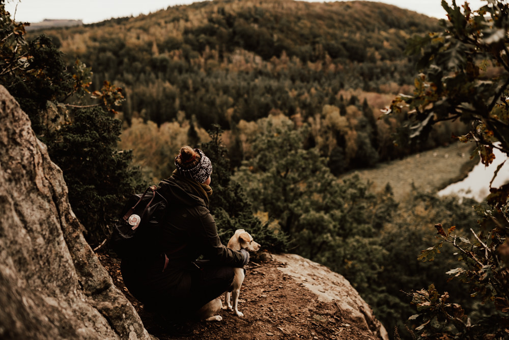 fotograf och hund på vandring i åkulla bokskogar