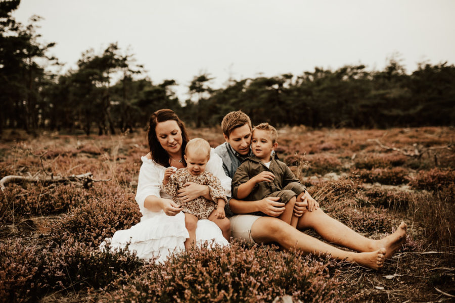Familj under fotografering i Haverdal Halmstad med Linnsej Photography