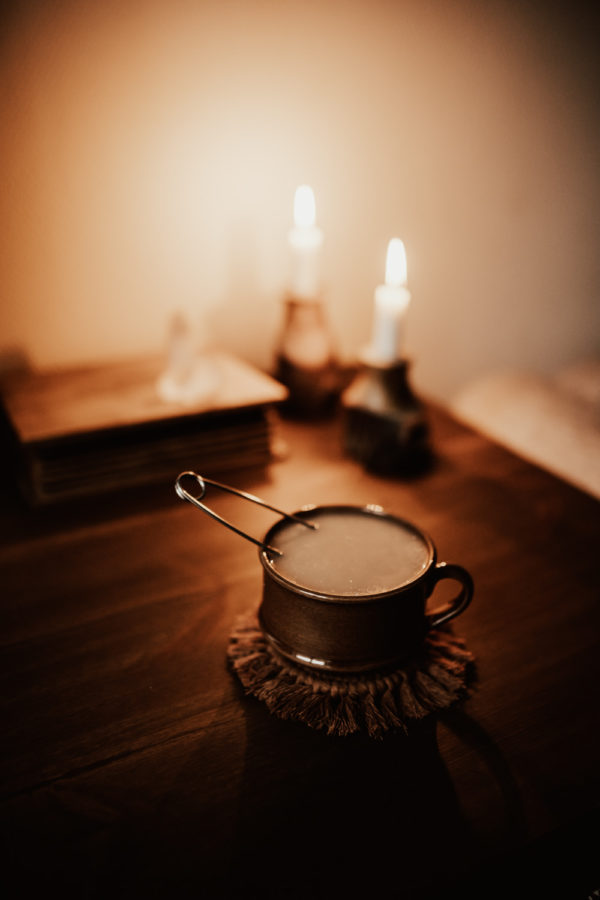 Kontor hemma hos fotograf i Halmstad med en kopp te och tända ljus