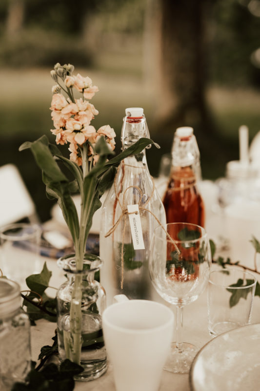 bröllopsdukning med glasflaskor till midsommarbröllop