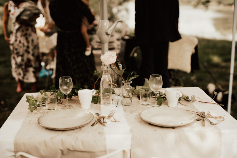 blöt bordsdekoration vid midsommarbröllop efter regn