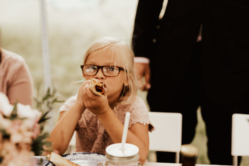 barn äter pannkakor på bohemiskt midsommarbröllop