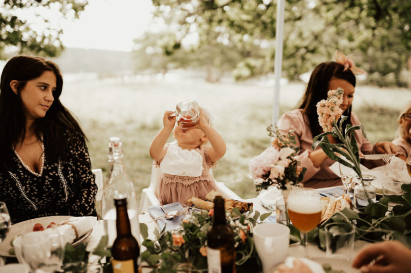 barn dricker sagt på midsommarbröllop