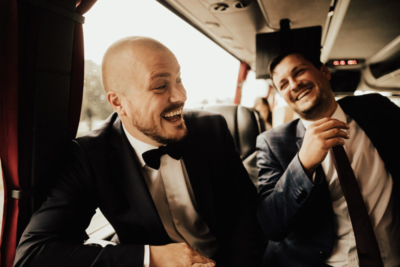 Bröllopsgäster åker buss till vigseln på bröllop i Halmstad