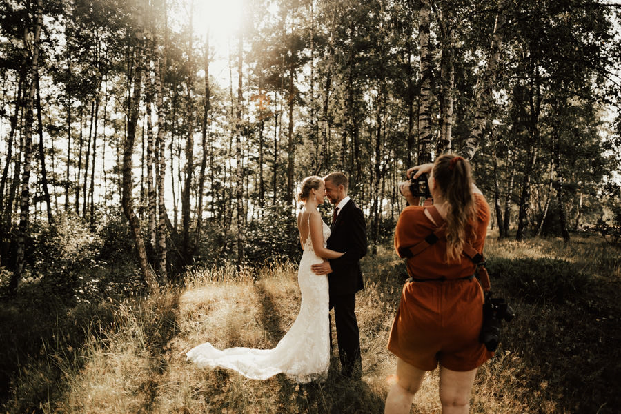 Bröllopsfotograf fotograferar brudpars porträttfotografering i Halmstad