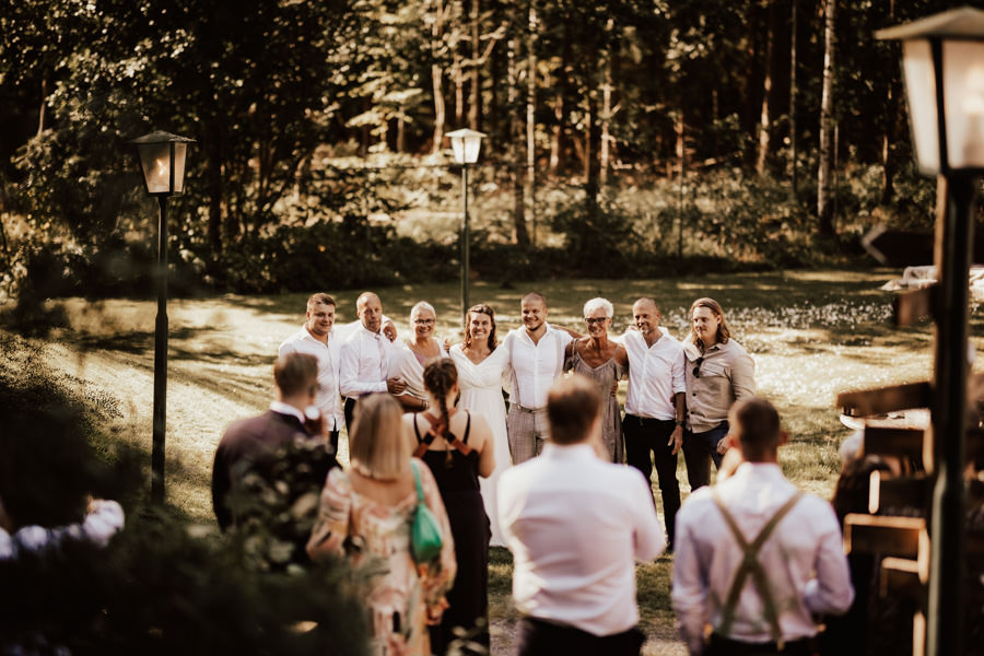 Bröllopsfotograf fotograferar gruppbilder på utomhusbröllop i Göteborg