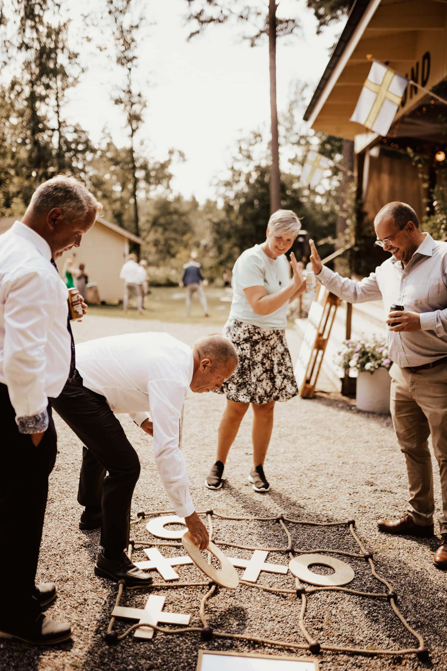 gäster spelar trädgårdsspelet tre i rad på utomhusbröllop i göteborg