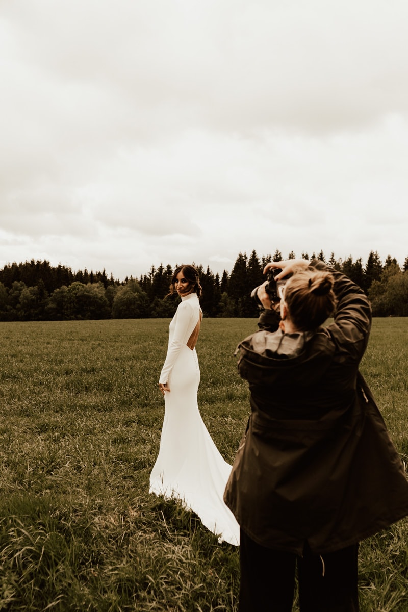 bröllopsfotograf linnsej photography fotograferar brud på Uddetorp Säteri