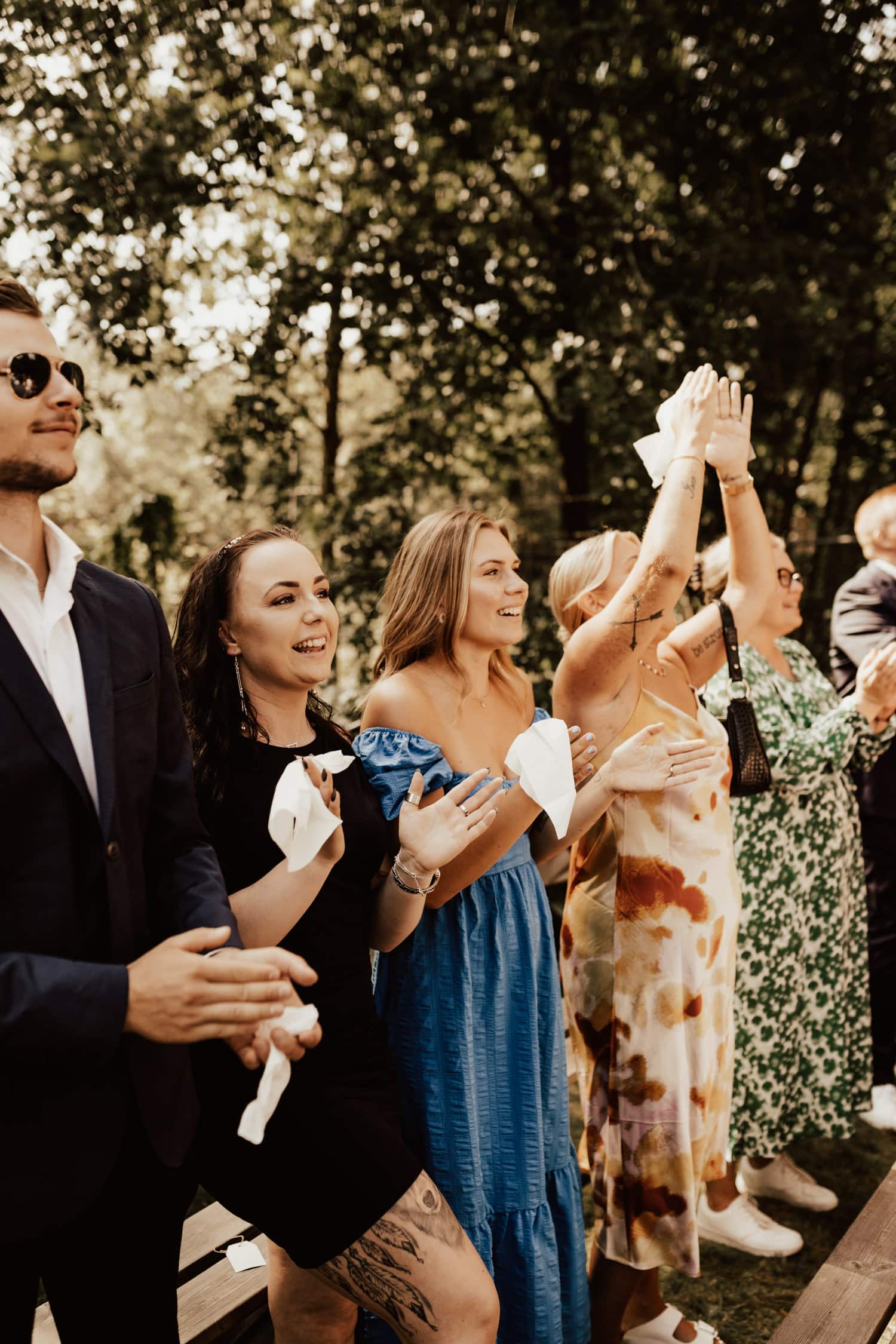 gäster hurrar för brudparet under utomhusvigsel på sommaren i Göteborg