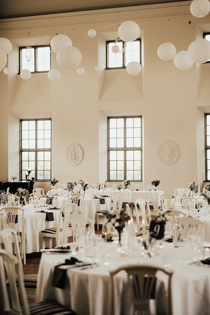 Bröllopsdukning med runda bord på Ekolsund slott i Enköping