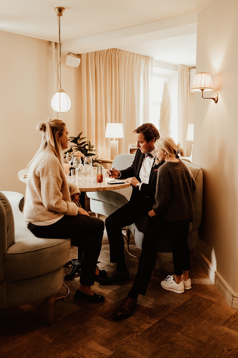 Bröllopsgäster sitter på Hotell Mårtensson i Halmstad och planerar inför bröllopsdagen