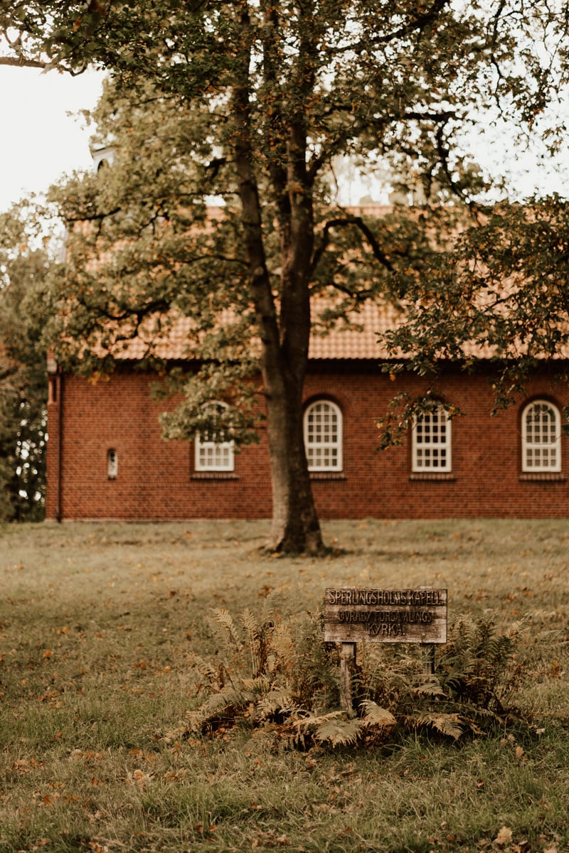 sperlingsholms kyrka på hösten