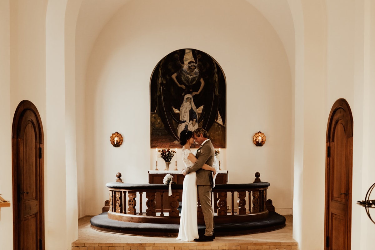 brudpar håller om varandra under hemlig vigsel i sperlingsholms kyrka i halmstad