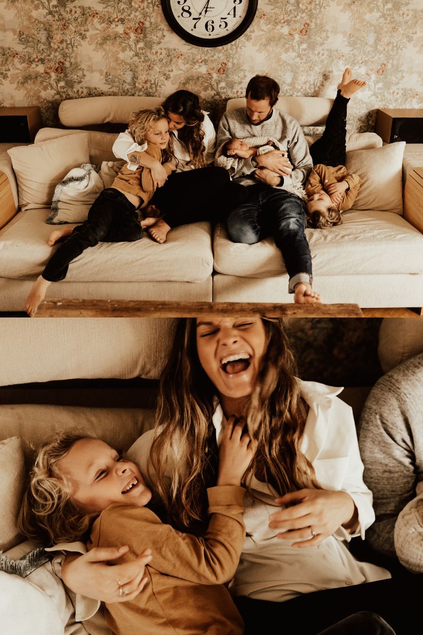 Familj sitter tillsammans nära och skrattar i soffan under lifestylefotografering i deras hem.