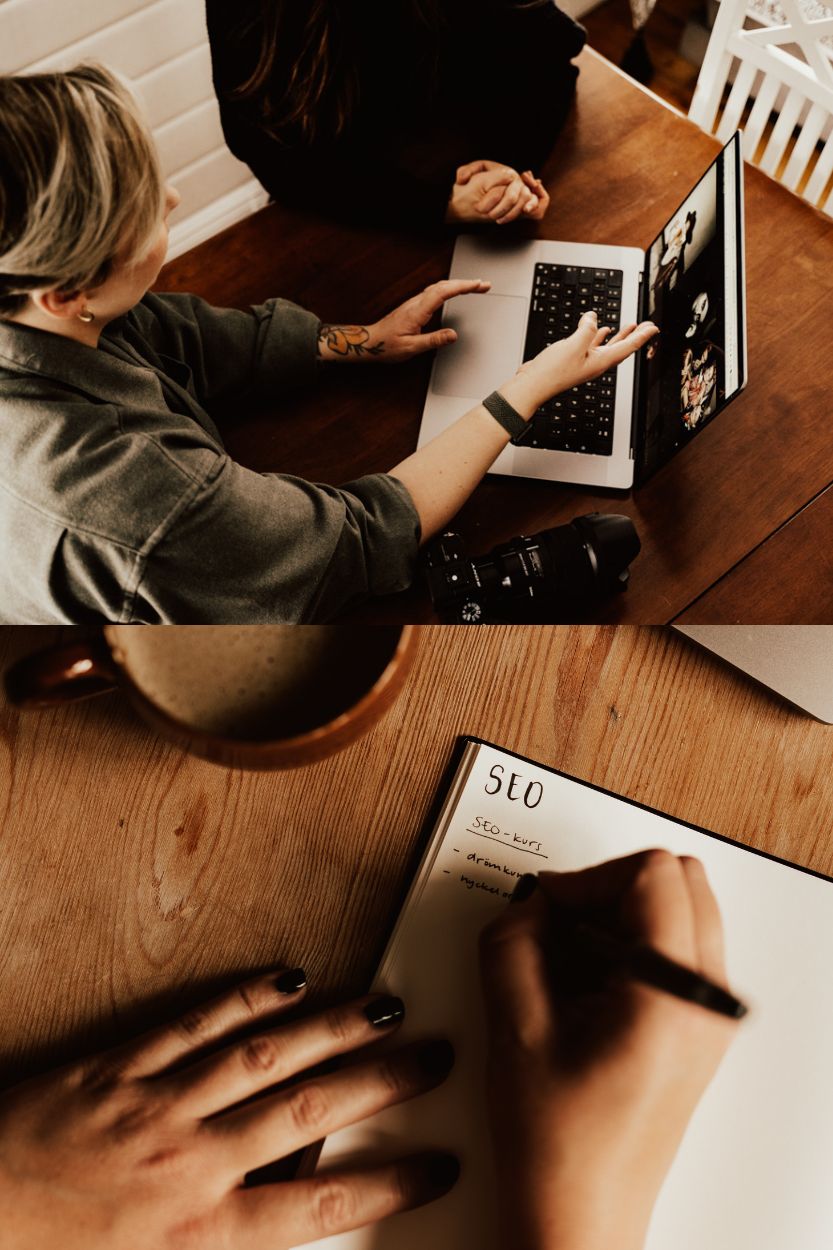 Kvinna sitter med kund och visar och pekar på datorn vad hon kan göra med sin SEO.